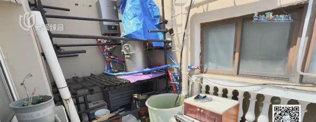 隔壁鄰居私佔公共區域“水電煤一應俱全”，陽臺還建空中花園，上海一男子氣到抑鬱瘦21斤，城管：不違法不違規