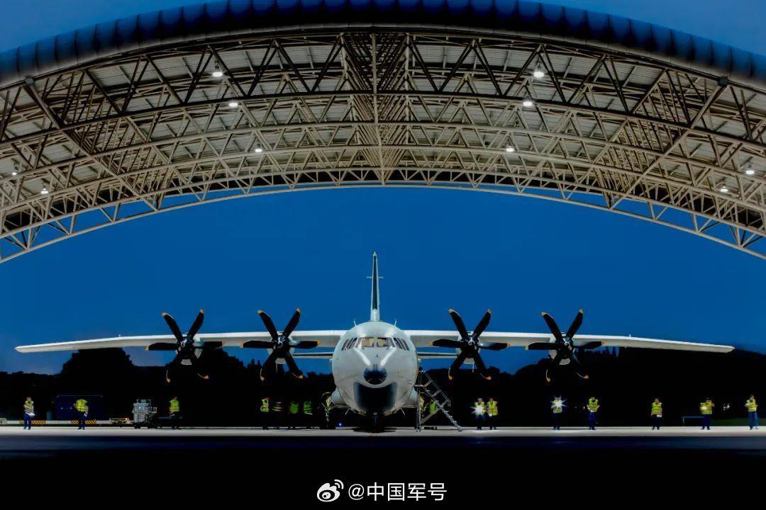 晝夜不停！戰鷹與晚霞同框氛圍感拉滿