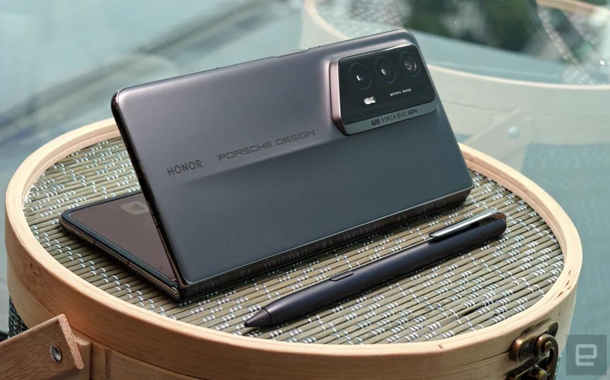 外媒評測：榮耀攜手保時捷設計帶來全球最薄摺疊手機Magic V2 RSR