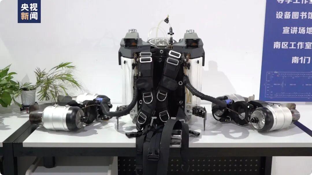 背上揹包原地起飛！現實版“鋼鐵俠”太帥了