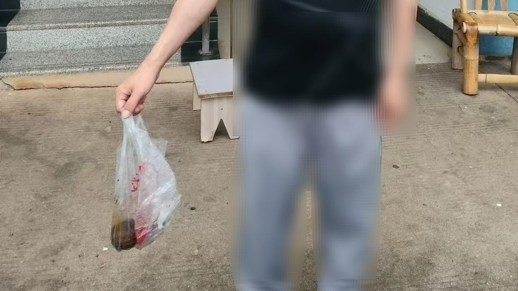 主動上交！村民在河裏發現1枚手雷......