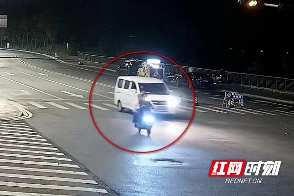 麪包車多名男子深夜追逐路人？警方披露真相
