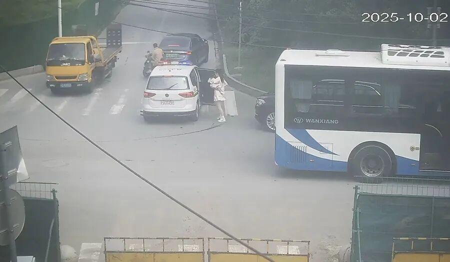 “我肯定要闖紅燈的！”事發上海街頭，民警緊急上報……