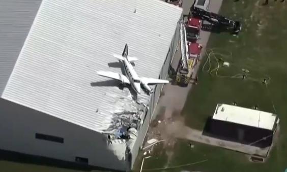 視頻丨美國堪薩斯州一架小飛機墜毀在機庫屋頂