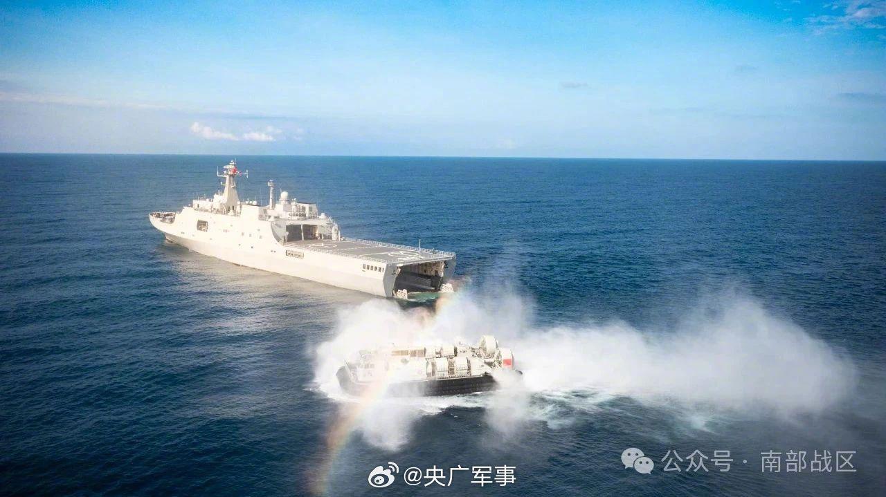 帥！“野馬”氣墊艇踏浪出擊現彩虹