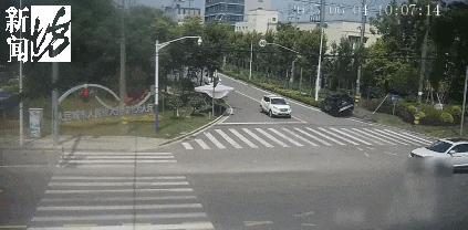 上海街頭巨響，司機突然發病衝過路口撞翻！有這症狀別忽視，真的會害人害己……