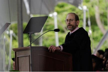 與特朗普政府對峙之際，哈佛大學校長自願減薪25%