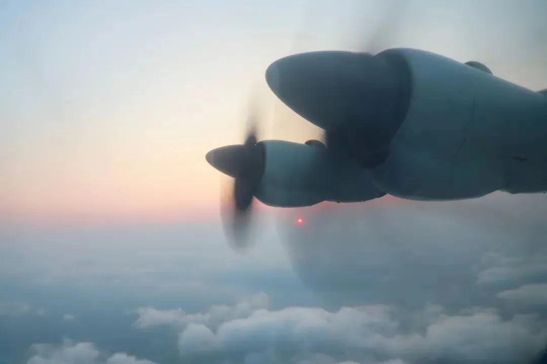 南部戰區海軍航空兵某團聚焦實戰組織跨晝夜飛行訓練