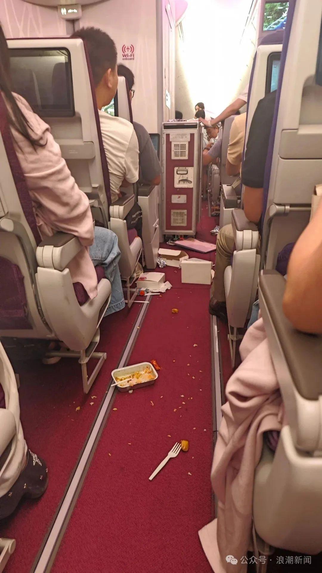 “三秒鐘內飛機突然下墜！”食物、手機等物品飛散……上海飛深圳一航班劇烈顛簸，航空公司回應