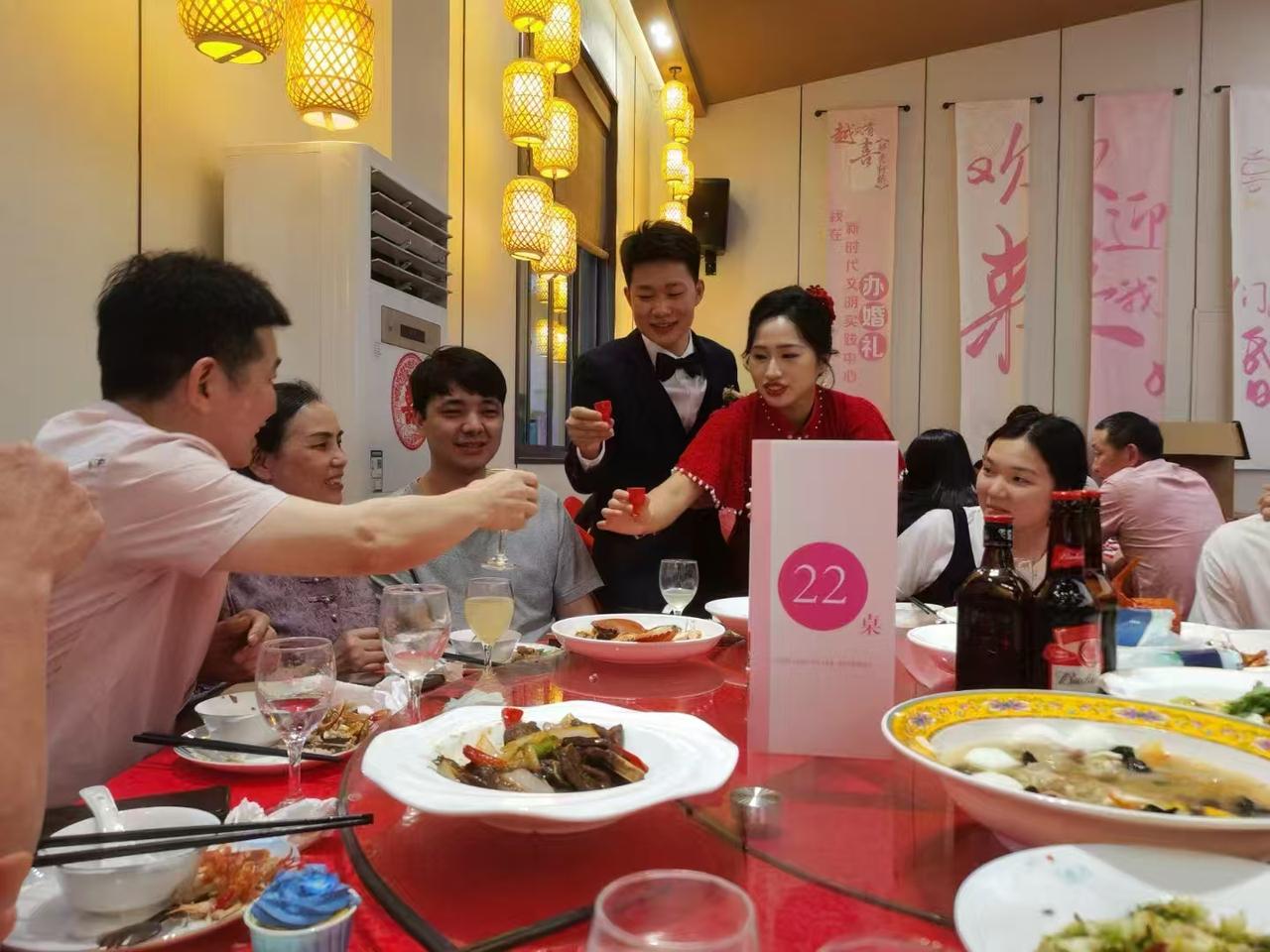 紹興“00後”新人自己主持婚宴，2分鐘就宣佈喫席，網友：簡單大方又實際