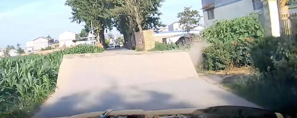 40℃+！熱“炸”了！河南商丘一汽車行駛途中突遇水泥路面爆裂拱起，緊急剎車躲過一劫