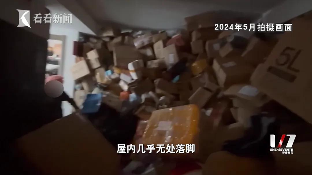 66歲獨居老人爲拒絕借錢，網購花費200萬塞滿兩套房，只能睡在快遞堆