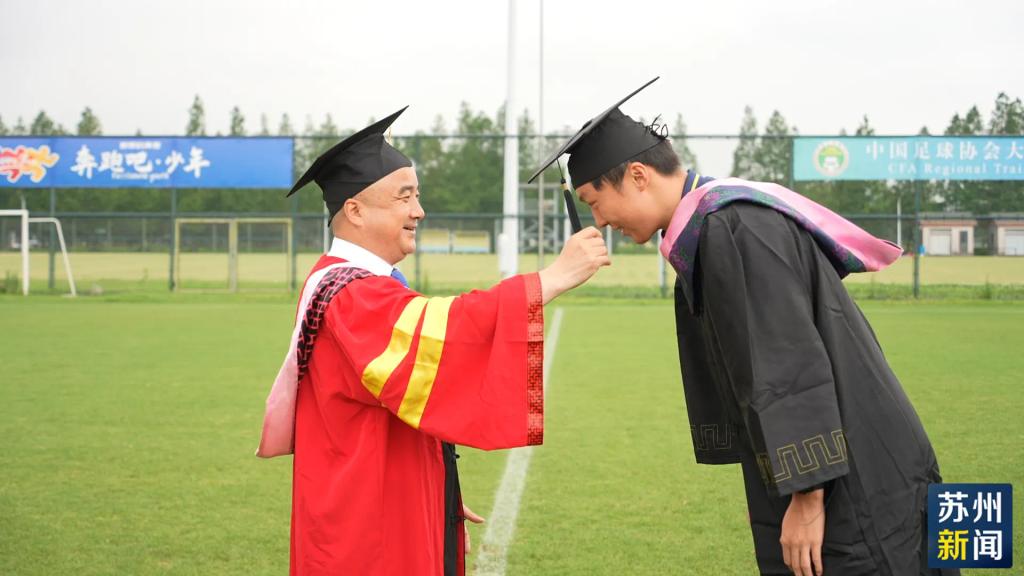 爲了這名“蘇超”隊員，蘇州大學辦了場“一個人”的畢業典禮