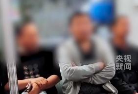 “我願意跟他挨着！”女乘客挺身而出制止罵人男子