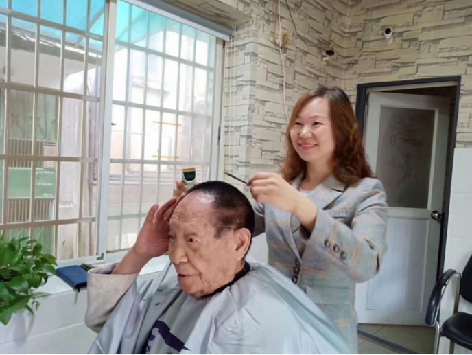 “還是會經常想起他”！袁隆平離開4年，他常去的理髮店還在開
