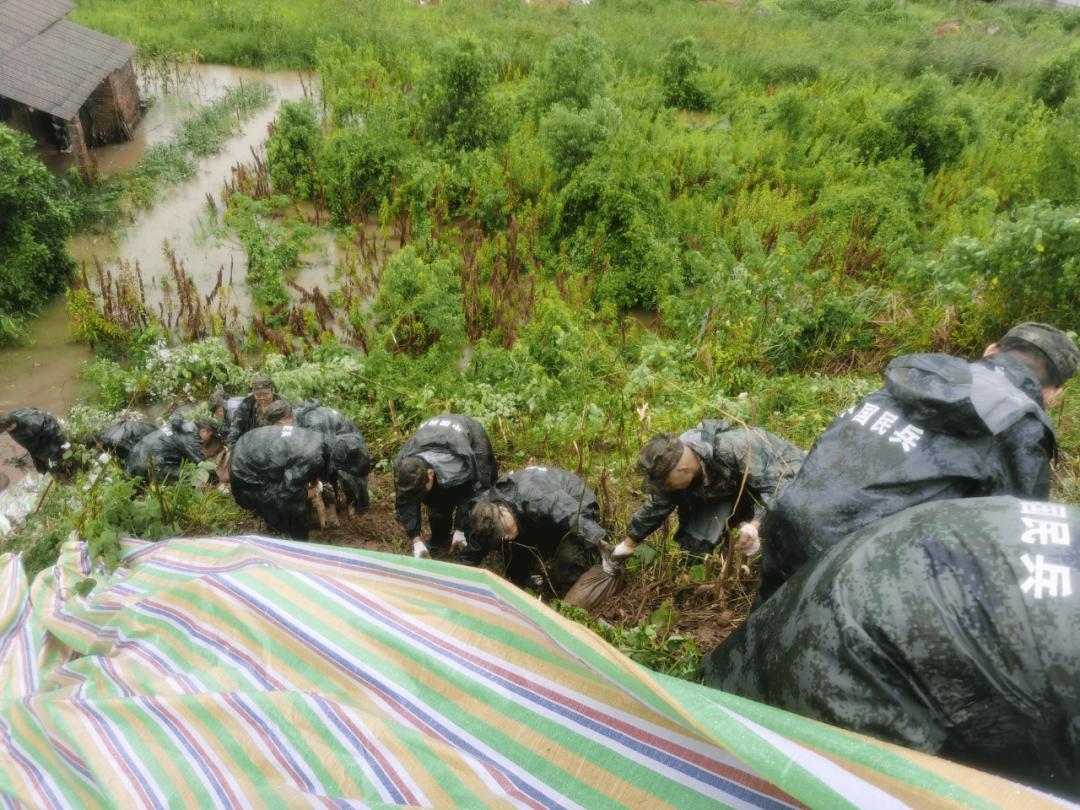 湖南湘潭：出動基幹民兵緊急處理大堤滑坡險情