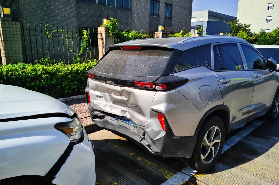 事發浙江街頭!剛起步就連撞幾輛車,司機語無倫次,車上還有粉色“熱水瓶”……民警立刻發現不對勁