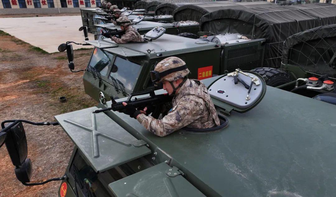 鐵流滾滾，戰車轟鳴，南部戰區空軍某部嚴密組織開展駕駛員複訓