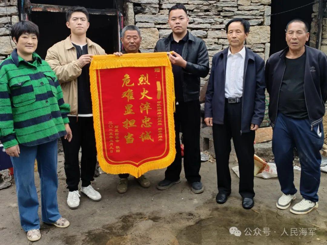 婚禮當天，新郎和伴郎把禮服脫掉，背後原因竟是……