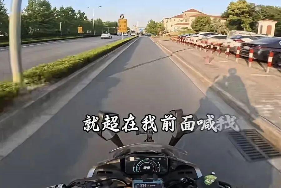 着急高考的他瘋狂飆車，警車靠近還不斷加速？網友怒斥！真相公佈……