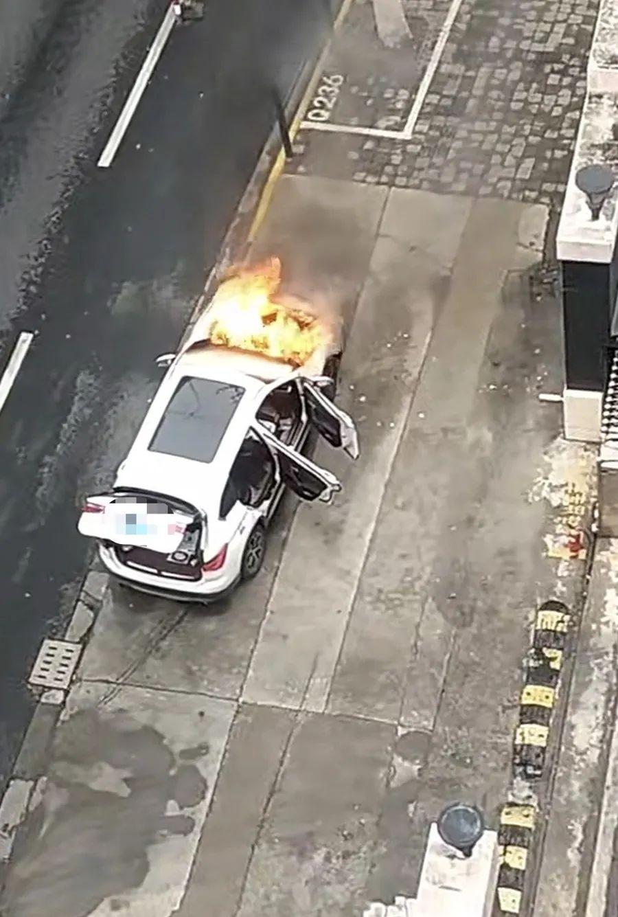 事發上海虹口！一輛SUV突然當街起火