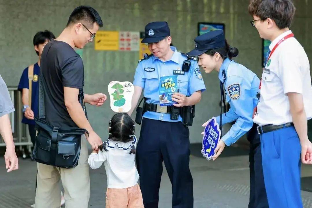 杭州女輔警的漫畫火了：出手就是爆款