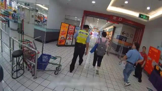一老人手提20萬現金買購物卡“送人”，超市員工報警了……