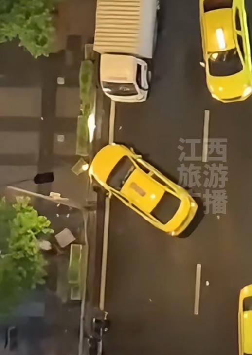 凌晨三點，激烈爭吵後出租車司機撞傷貨車司機！重慶警方通報
