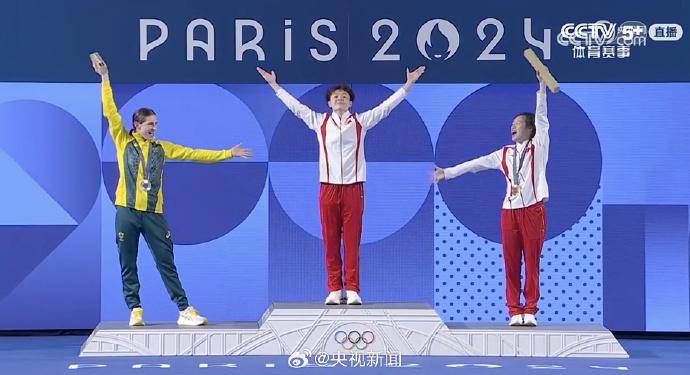 女子跳水3米板頒獎現場，3位姑娘領獎臺互動