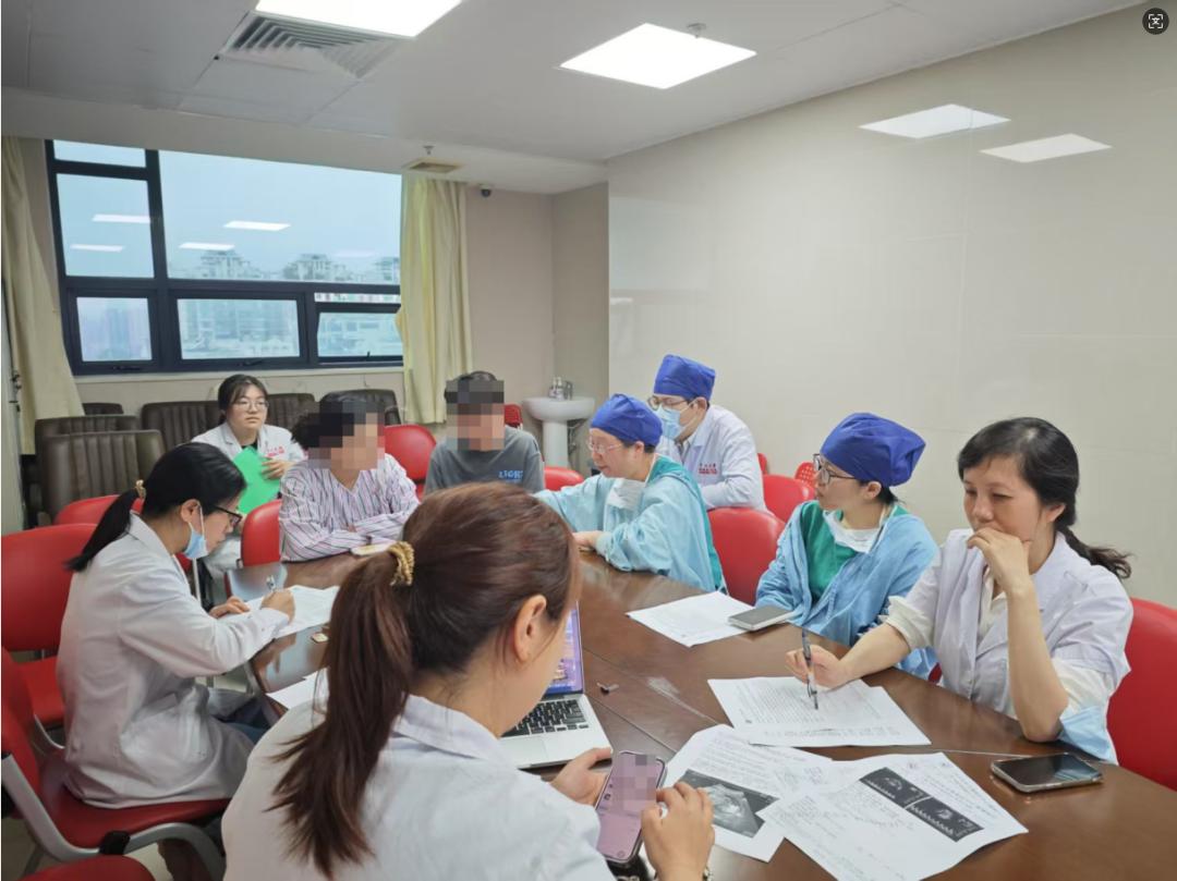 緊急！小腸、結腸全部暴露在外……寶寶出生26分鐘進手術室，醫生三小時緊急搶救