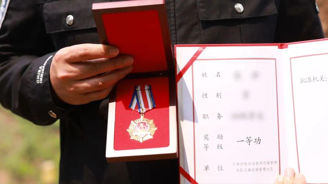 淚目！徒弟帶一等功祭拜緝毒英烈