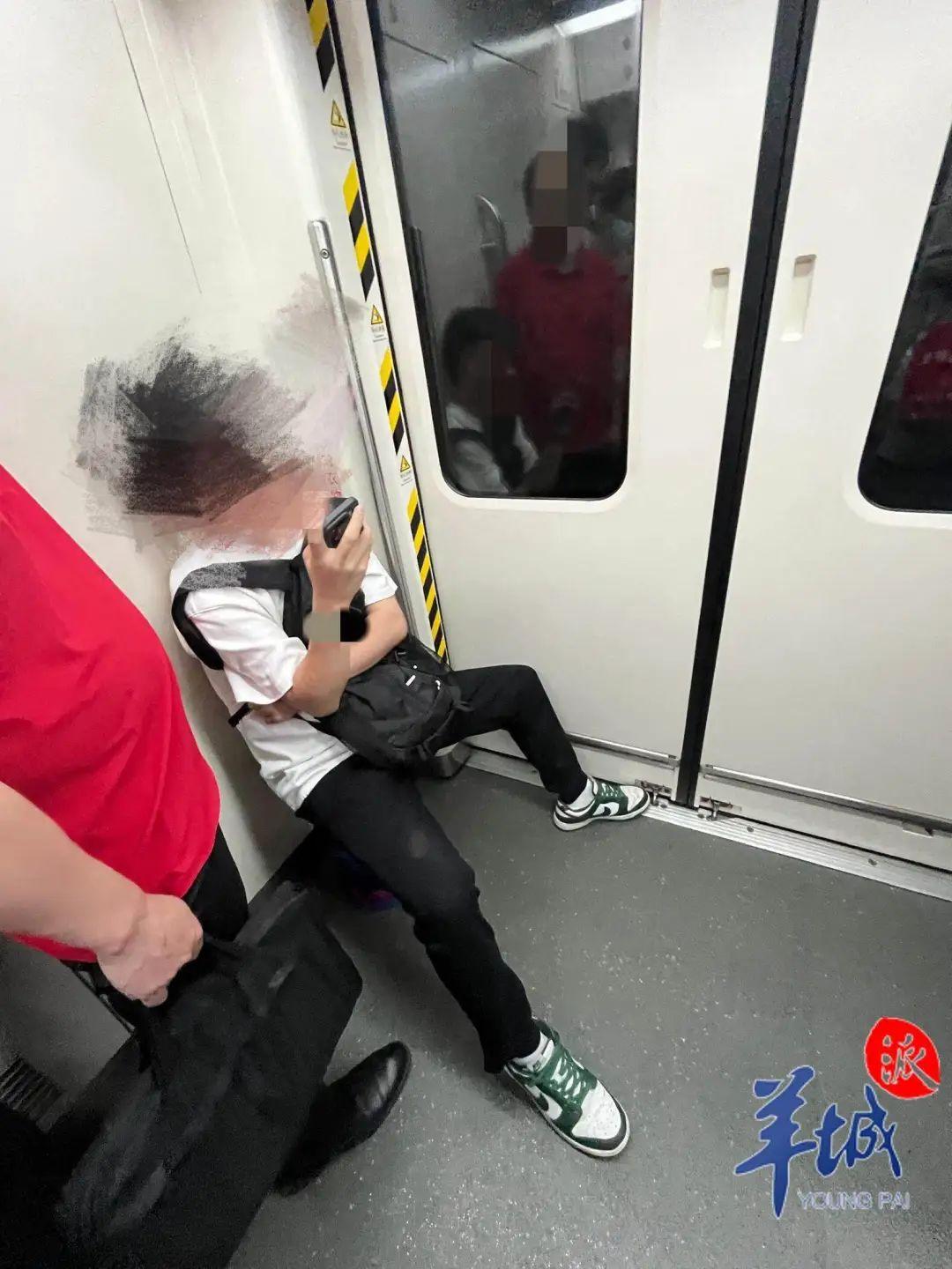 廣州地鐵頻現“板凳族”，街坊怎麼看？記者走訪