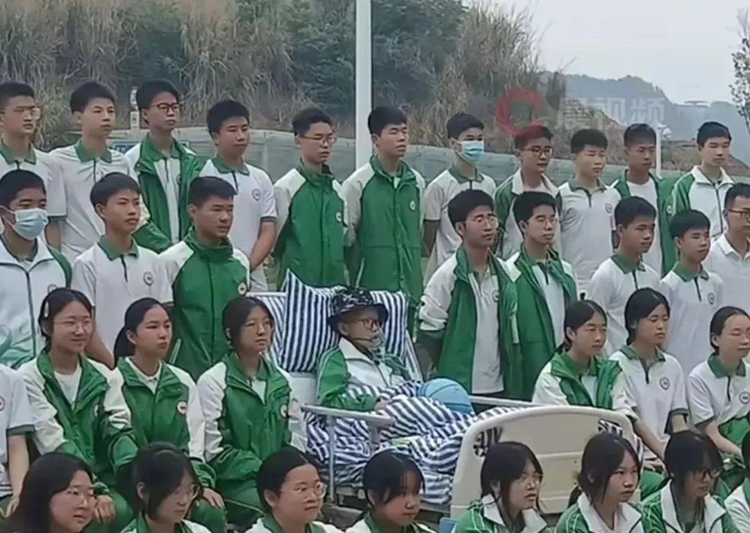 痛心！他走了，剛拍完這張“特別的畢業照”……