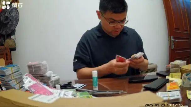 男子郵遞價值107萬元加油卡遭快遞員變賣，警方以詐騙立案，當事人：5個包裹每個保價5萬，卻只賠償2500元