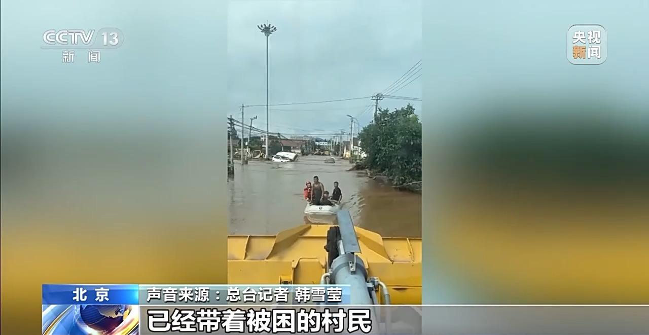 北京大哥用剷車救出80多名被困羣衆