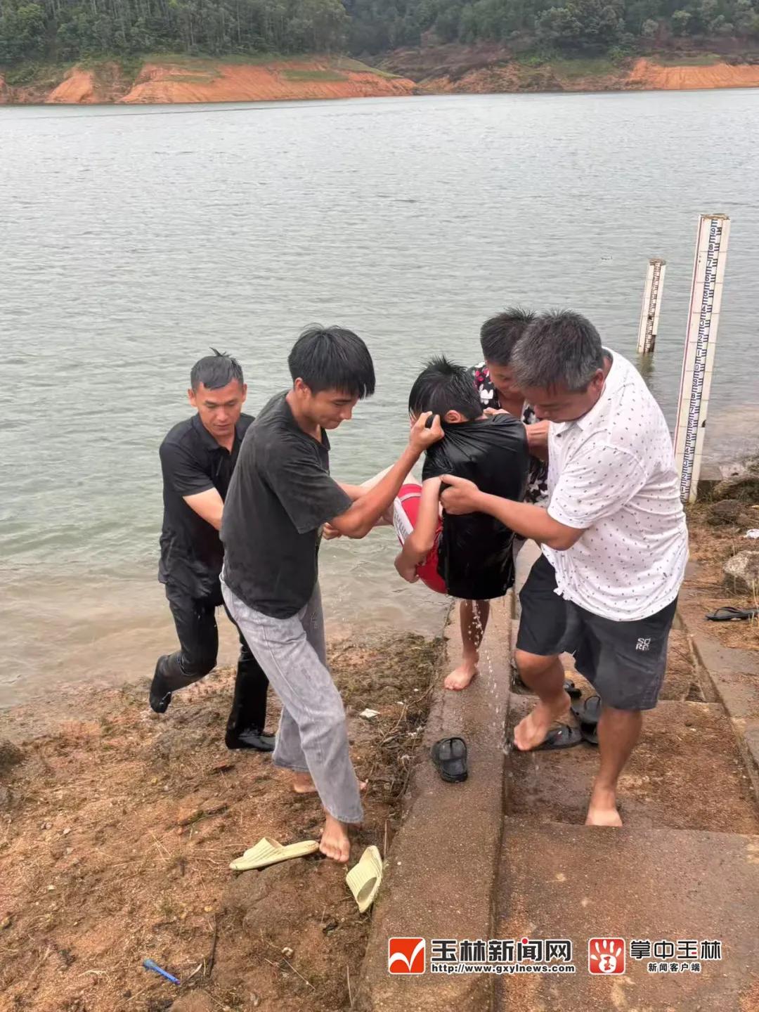 事發玉林！休假軍人“生死時速”救起落水男孩