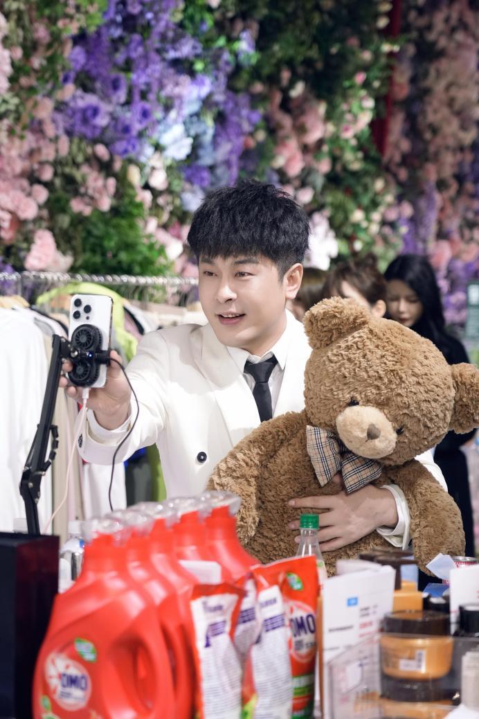 直播電商成爲助推消費新動力  辛巴辛有志龍年首播單場帶貨5.4億元