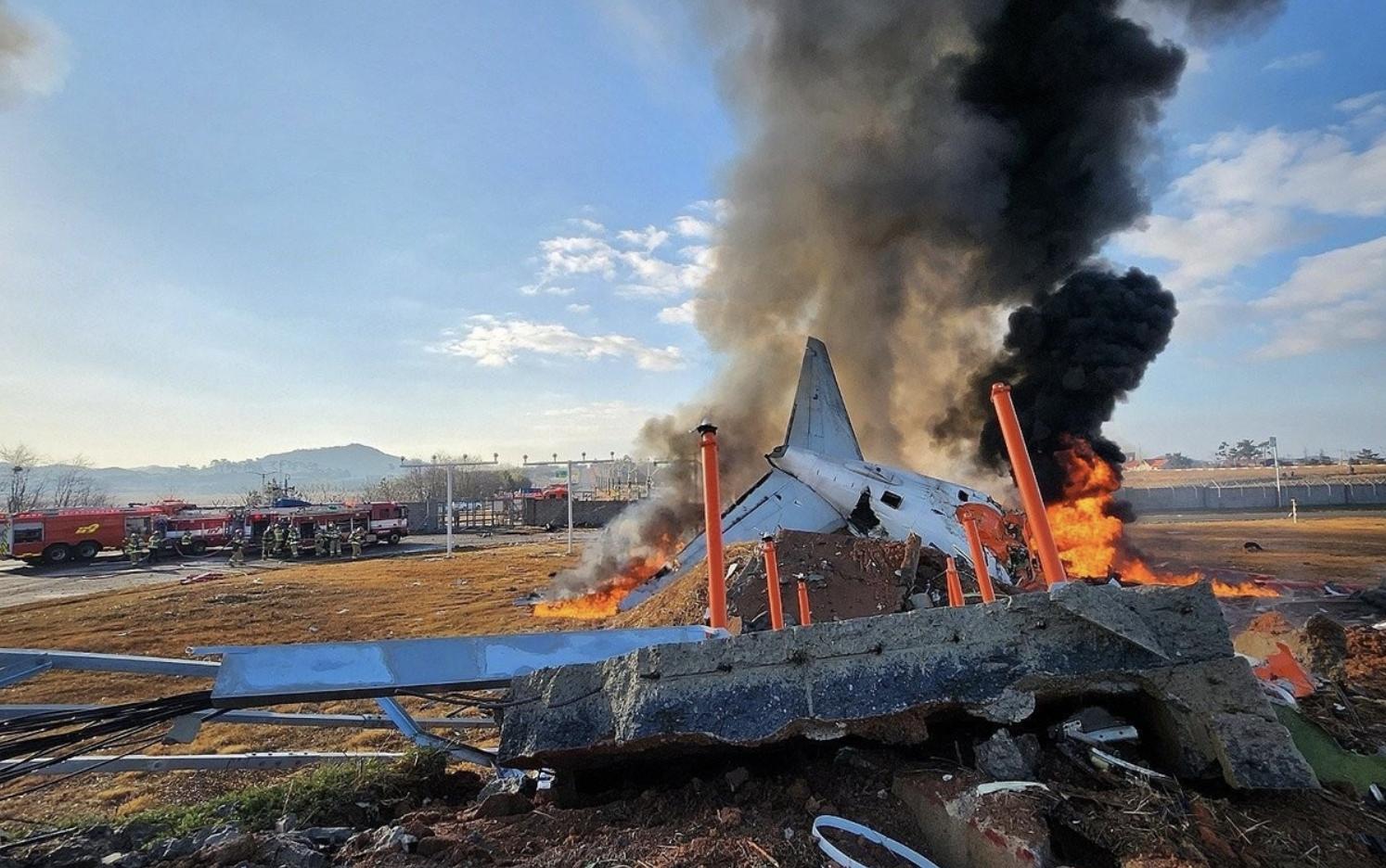 英媒：韓國客機撞牆起火事故後，代行韓國總統職權的崔相穆已動身前往事發地點