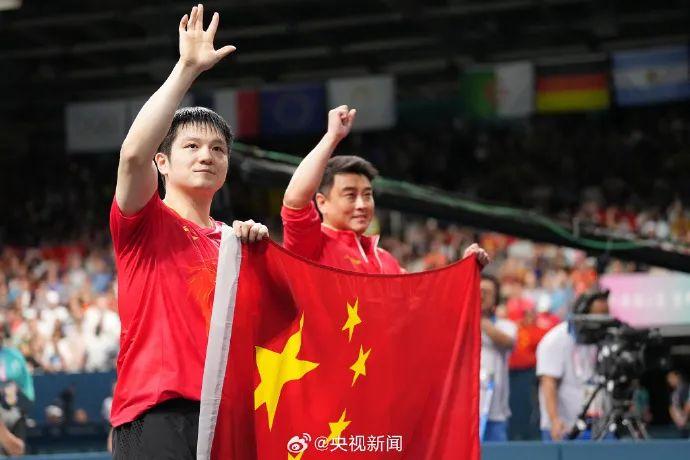這一抱，這一吻，是跨越20年的圓滿！王皓高高舉起樊振東