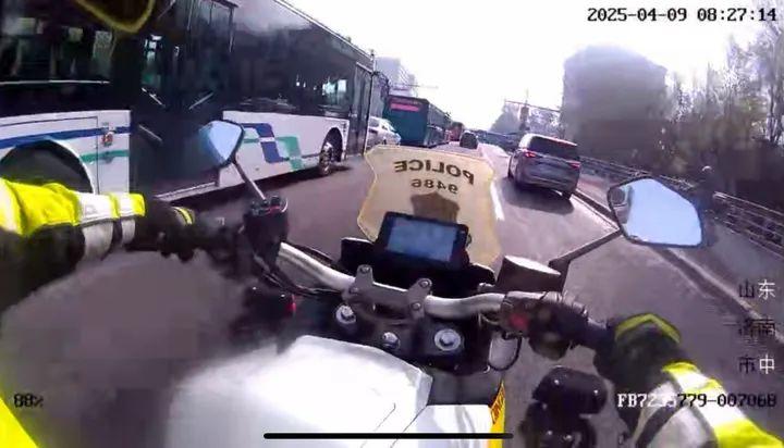 早高峯，濟南一公交車上乘客突然暈倒，緊急救援