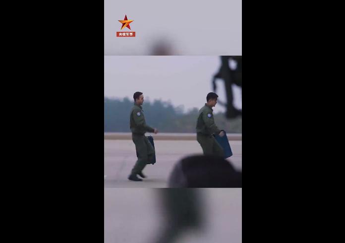揭祕！空軍飛行員的飛行箱裏有什麼