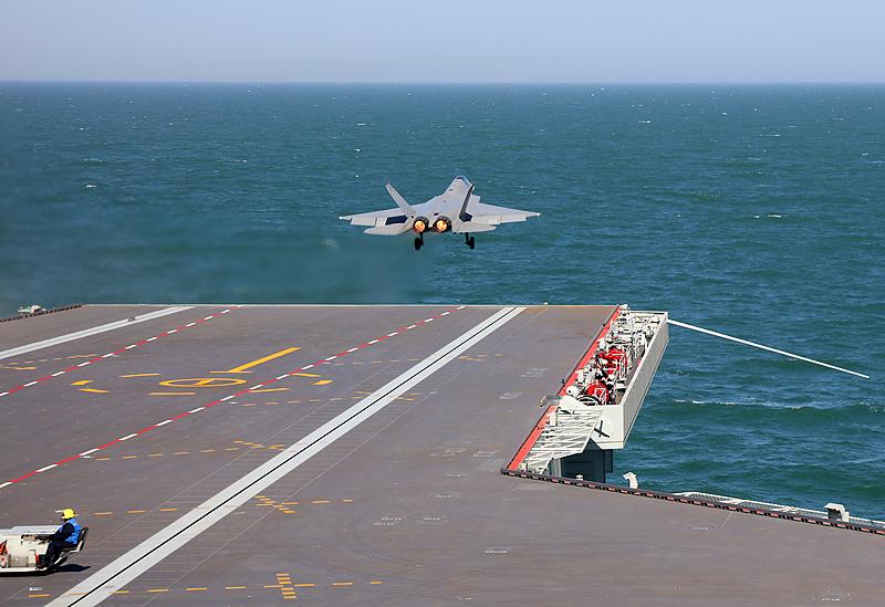 中國首款隱身艦載機殲-35成關注焦點，美媒：用一個詞概括——“進化”