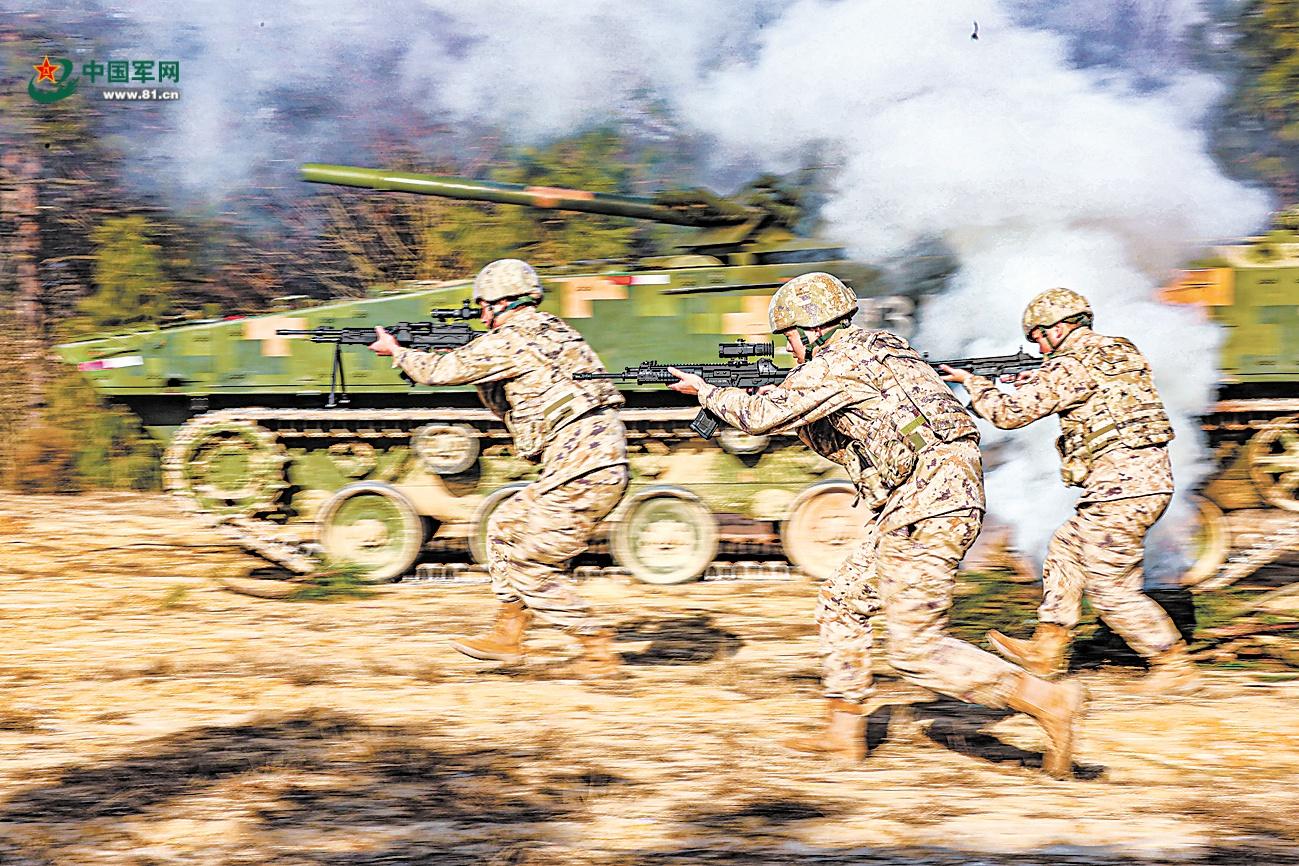 鐵甲突擊嘯山野——陸軍某旅實兵實彈訓練影像