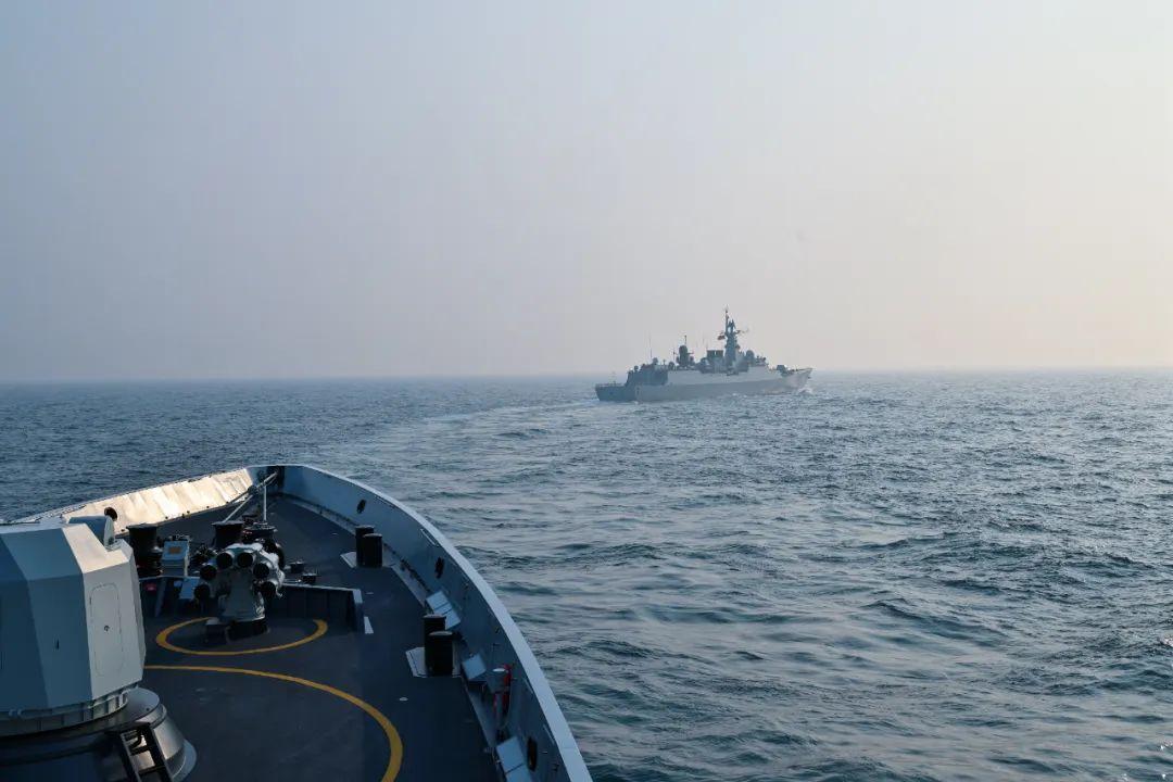 雲起霧湧，艦艇編隊協同對岸打擊