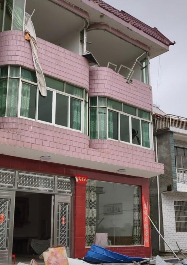 湖北一地受大風強降雨影響房屋受損 當地政府：無人員傷亡，正在積極搶修