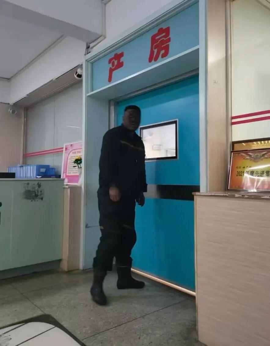 礦井下得知妻子即將生產，礦工渾身烏黑趕到醫院，“這種時候誰還會考慮外表？”網友：第一眼看笑了，第二眼很感動