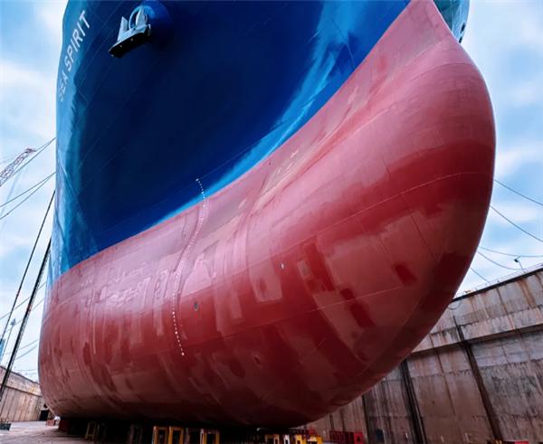 大連造船廠自主研發17.5萬立方米LNG運輸船順利出塢