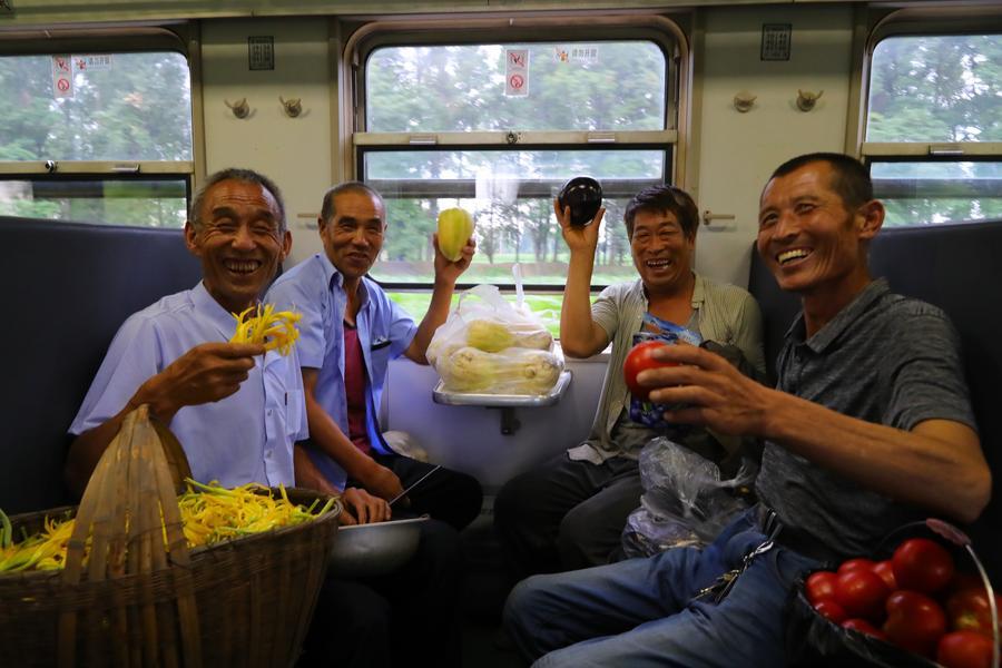 開行在革命老區的悠悠“慢火車”
