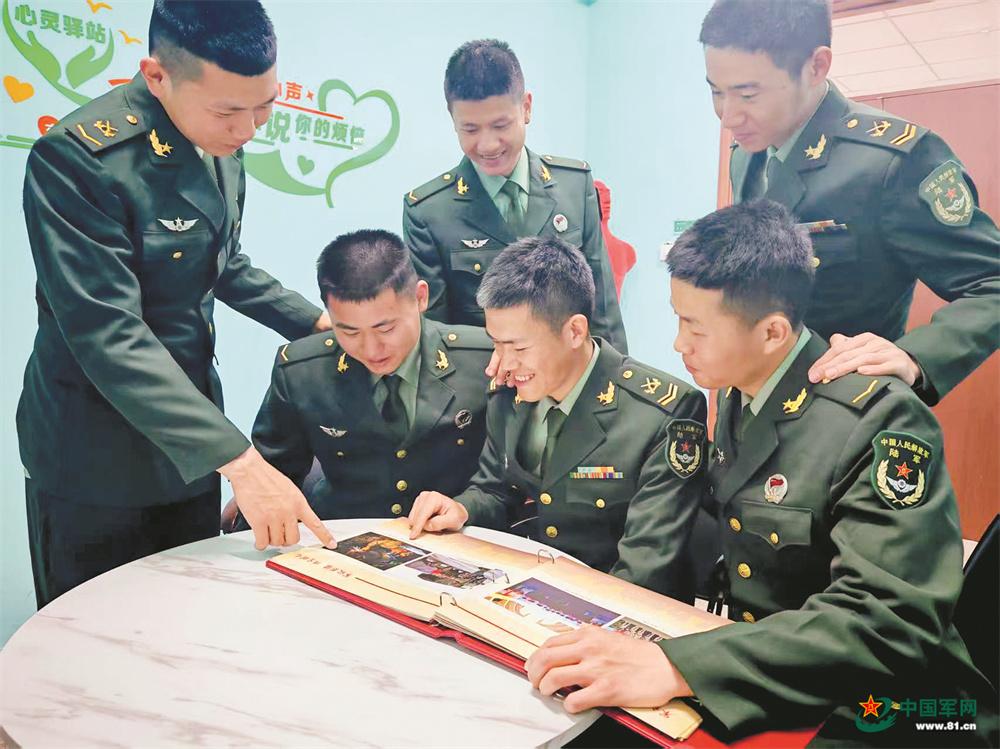 第82集團軍某旅高炮連“戰位影集”成爲連隊傳家寶