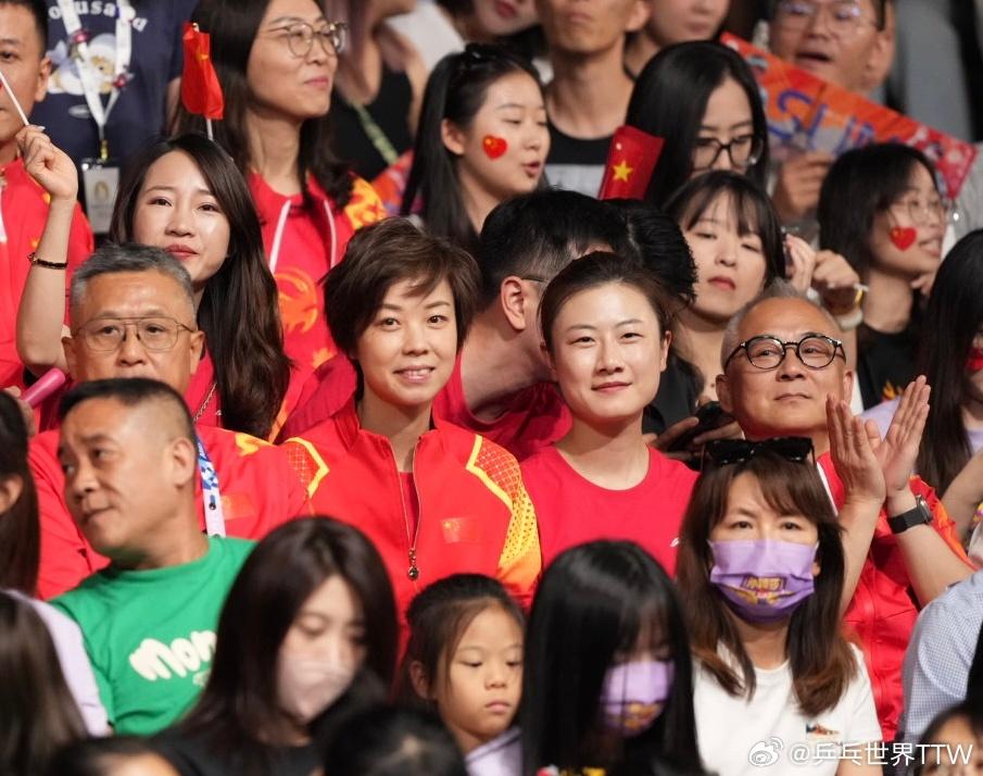 備戰時智囊團，比賽時助威團！張怡寧丁寧觀戰女單決賽